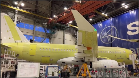 Первый опытный экземпляр SSJ-NEW (самолет №97001) на частотных испытаниях, которые он прошел в апреле–мае 2023 года (кадр из видеоролика ОАК)