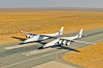 Scaled Composites Model 351 на взлетно-посадочной полосе аэрокосмического летно-испытательного центра Мохаве в Калифорнии, декабрь 2017 г. Фото: Stratolaunch Systems