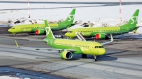 S7 Airlines первой в России освоила эксплуатацию ремоторизованных лайнеров Airbus А320neo (на переднем плане) и Boeing 737MAX (сзади). В прошлом году летающие под этим единым брендом компания «Сибирь» получила первые в стране А321neo, а «Глобус» – первые два Boeing 737-8MAX, но известные события заставили S7 Airlines временно приостановить полеты на новых «боингах» – с марта 2019 г. они находятся на хранении в новосибирском Толмачево. Фото: Андрей Чурсин